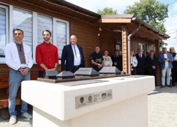 Батьківське обійстя Франка відтворили у бронзі: у Нагуєвичах відкрили інклюзивну мініскульптуру