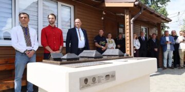 Батьківське обійстя Франка відтворили у бронзі: у Нагуєвичах відкрили інклюзивну мініскульптуру