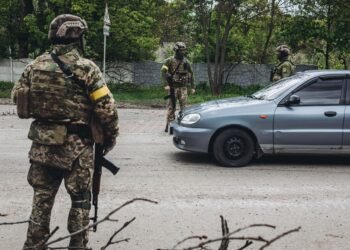 Транспорт ловлять на слух. РФ застосовує нову тактику з дронами на фронті (відео)