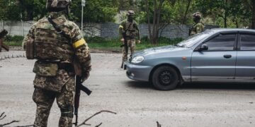 Транспорт ловлять на слух. РФ застосовує нову тактику з дронами на фронті (відео)