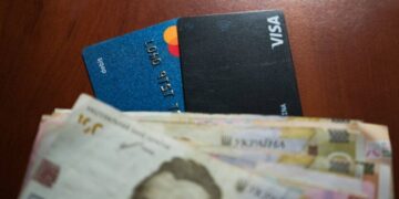 Виплата 3100 гривень: кому з українців доведеться самому йти до ПФУ по гроші