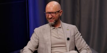 Яценюк згадав жарт про Порошенка: за один торт підтримали на президента