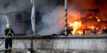 росія вдарила по цивільному об’єкту в Сумах, спалахнула пожежа