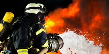 Атака на Київ: у навчальному закладі спалахнула пожежа, в житловому будинку заблоковані люди