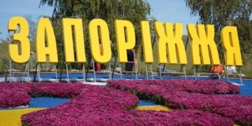 російський дрон ударив по приватному сектору Запоріжжя: з-під завалів дістали двох людей