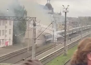 росія знову атакує залізницю, у Луцьку дрон влучив у пасажирський потяг