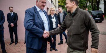 Сікорський закликав удвічі посилити підтримку України після атак рф біля кордону з Польщею