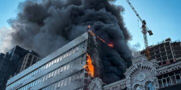 "Будуть іти далі, якщо їх не зупинити тут" – Зеленський показав нові кадри з Києва після удару росіян по медзакладу