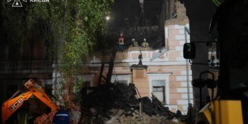 росія вночі вдарила балістикою по Києву: пошкоджені адмінбудівля та навчальний заклад