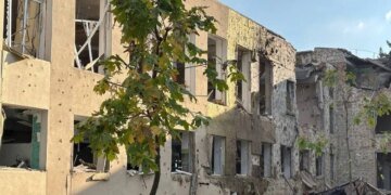 росіяни скинули авіабомбу на школу в Сумах під час атаки КАБами