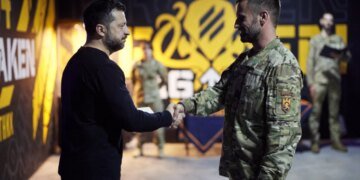 Зеленський зустрівся з учасниками операції "Вівальді" та вручив нагороди