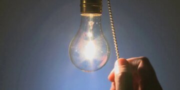 Завтра в Україні запроваджують графіки відключення світла – кого і коли вимикатимуть
