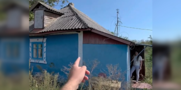 Нікому не потрібна: чоловік продає за $15 тисяч хату біля річки на кордоні з Молдовою (фото)
