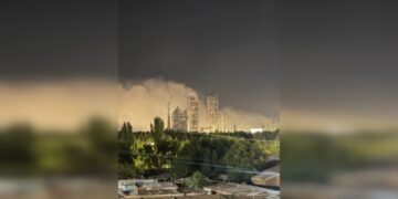 Вибухи під Волгоградом: під час ракетної небезпеки спалахнув великий завод, пишуть про загиблих (відео)