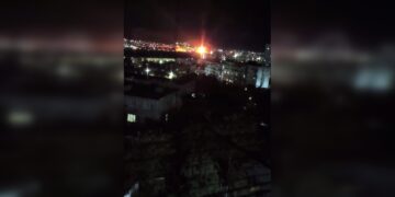 “Залітають з різних сторін”: Новоросійськ масовано атакують дрони, у порту здійнялася пожежа (відео)
