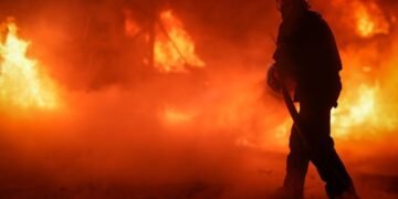 У Києві палає корпус навчального закладу, є руйнування: що відомо про наслідки обстрілу