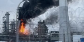 Дизелю стало ще менше: через дрони зупинились НПЗ РФ у Саратові та Сизрані, що відомо
