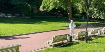 Не ведіть сюди собак: у Львові починають обробку парків від кліщів