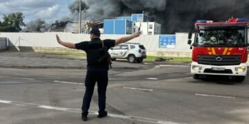 РФ вдарила по складу McDonald’s під Києвом: над містом чорний дим (відео)