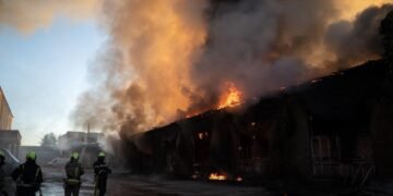 Рятувальники продовжують працювати на 7 локаціях в Києві, ворожий удар пошкодив понад пів сотні об’єктів, вже 16 постраждалих – глава МВС
