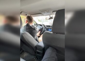 Польський таксист у Варшаві заспівав пасажирам українською та підкорив мережу