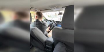 Польський таксист у Варшаві заспівав пасажирам українською та підкорив мережу