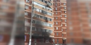 Москву атакували дрони: вогонь у багатоповерхівці від 1 до 9 поверху, димить завод (відео)