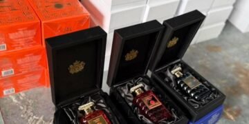 29 флаконів на 435 тисяч: у «Шегинях» водій намагався провезти парфуми