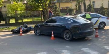 Tesla та Honda зіткнулися у Львові: 40-річного мотоцикліста госпіталізували