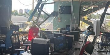 Росія атакувала офіси двох українських телеканалів в Києві: є постраждалі (відео)