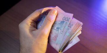 Мінімальна зарплата у 2027 році: скільки закладуть і що втратять бюджетники