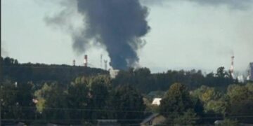 Рязанський НПЗ палає після атаки дронів: над містом полює Ка-52