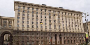 Київ створює запаси їжі та води на випадок блекауту: кому допоможуть першими