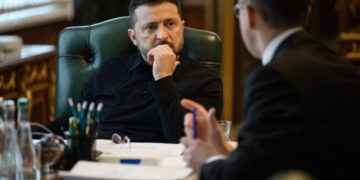 Повітряні тривоги поділять на два рівні: Зеленський анонсував зміни для міст та бізнесу