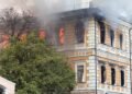 Працівники НАН у Києві вилазять з вікон, щоб врятуватися: є загиблі та травмовані (відео)