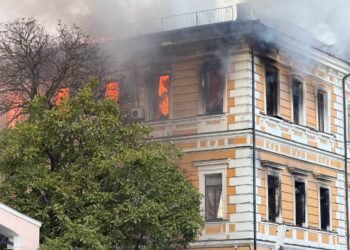 Працівники НАН у Києві вилазять з вікон, щоб врятуватися: є загиблі та травмовані (відео)