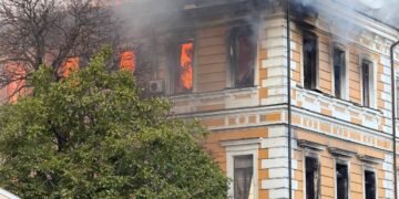Працівники НАН у Києві вилазять з вікон, щоб врятуватися: є загиблі та травмовані (відео)