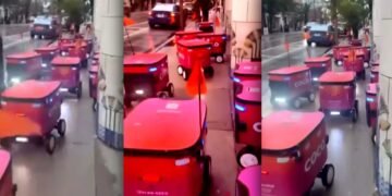 Роботи-доставщики зібралися на “мітинг” на одній із вулиць Чикаго: стався дивний збій (відео)