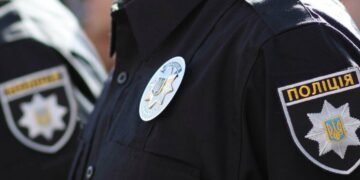 Танцювала у футболці з символікою поліції: у Львові на 18-річну дівчину склали адмінпротокол