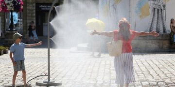 Прохолода до літа: у Львові демонтували вуличні розпилювачі