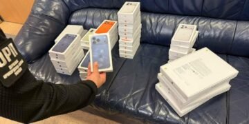 На Львівщині в автобусі з Варшави виявили незадекларовану техніку Apple на 2,4 млн гривень, – ФОТО