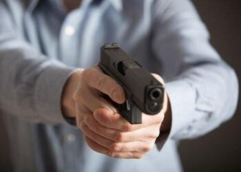 У Львові чоловік приставив пістолет до голови перехожого та вдарив його зброєю