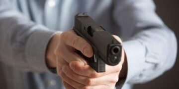 У Львові чоловік приставив пістолет до голови перехожого та вдарив його зброєю
