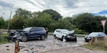 На Львівщині зіткнулися Jetour та BMW: двоє людей потрапили до лікарні