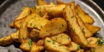 Топ-3 рецепти запеченої картоплі: з часником, сиром та куркою