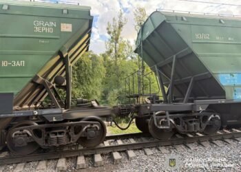 На Сихові вантажний поїзд травмував 21-річного чоловіка