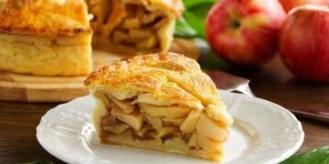 Топ-3 рецепти яблучного пляцка: класичний, сирний та з маком