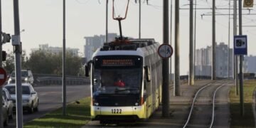 Переходив колію в навушниках та не почув трамвай: у Львові на Сихові сталася пригода з пішоходом