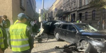 У Львові на перехресті Дорошенка та Словацького через ДТП збили світлофор, – ФОТО
