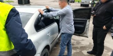 Хотів 500 доларів за землю під автостоянку: на Львівщині затримали посадовця